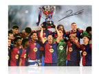 Gesigneerde liggende voetbalfoto van Robert Lewandowski met FC Barcelona.