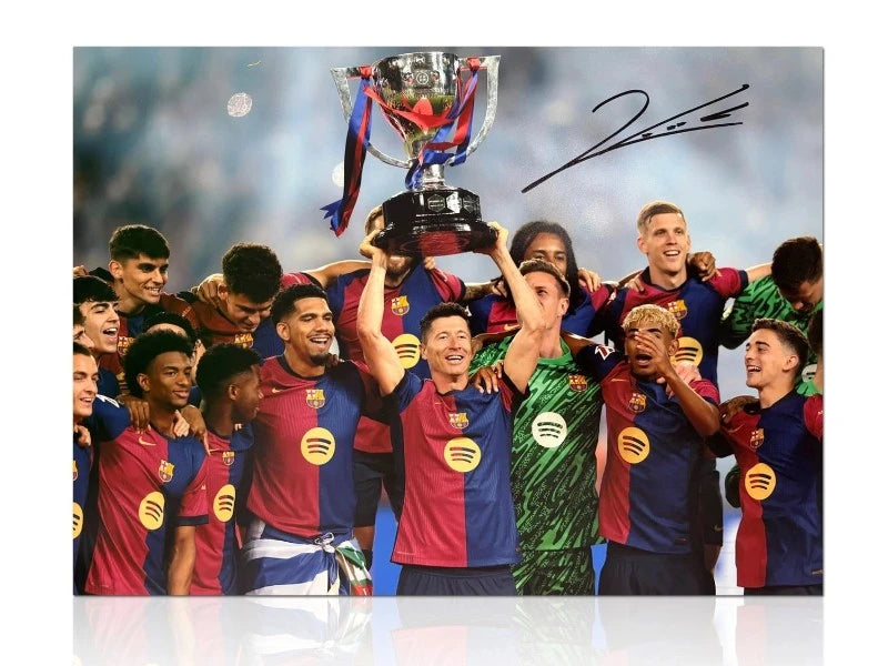 Gesigneerde liggende voetbalfoto van Robert Lewandowski met FC Barcelona.