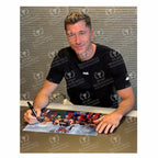 Signing proof van Robert Lewandowski tijdens het signeren van een gesigneerde FC Barcelona voetbalfoto.