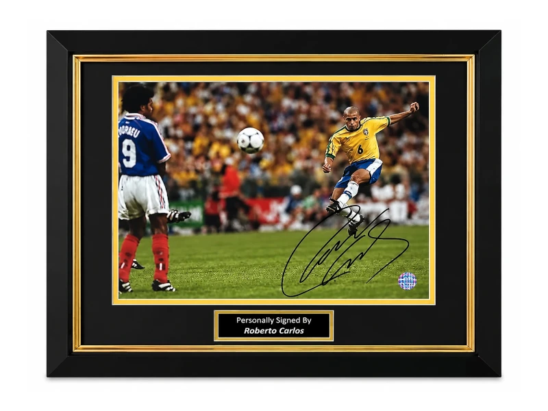 Deluxe ingelijste Brazilië-foto gesigneerd door Roberto Carlos met actiefoto, handtekening en naamplaatje. Hoofdafbeelding