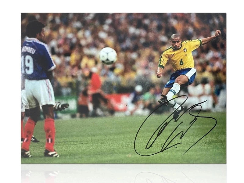 Gesigneerde liggende voetbalfoto van Roberto Carlos in actie voor Brazilië.