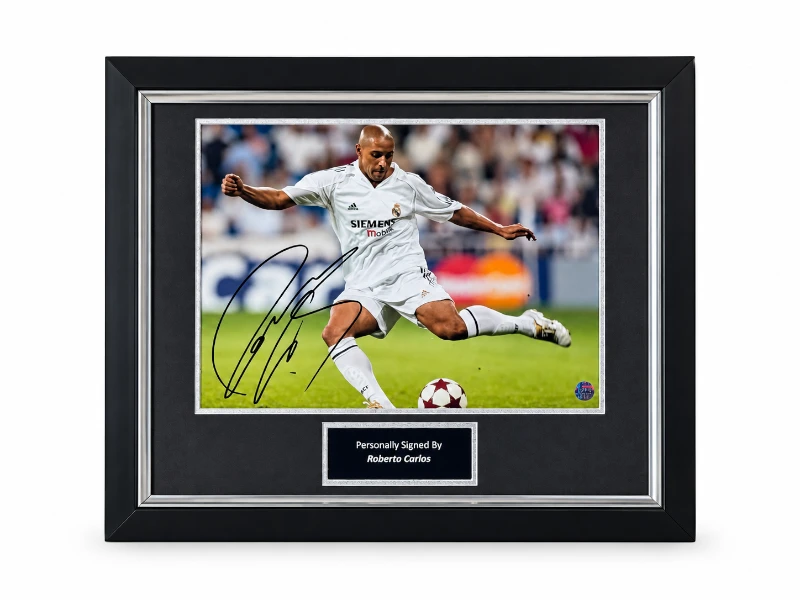 Deluxe ingelijste Real Madrid-foto gesigneerd door Roberto Carlos met handtekening en naamplaatje.