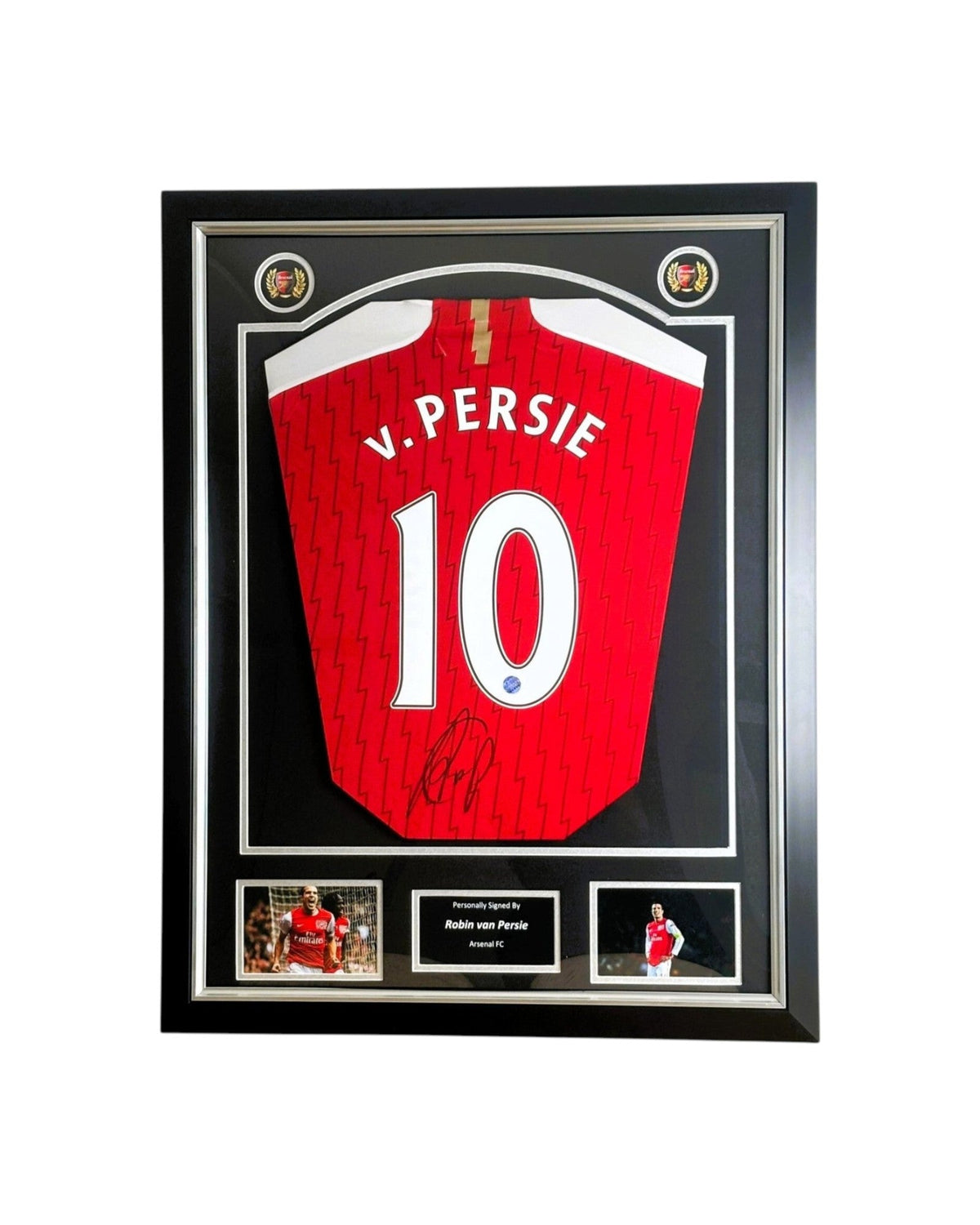 Ingelijst rood Arsenal nummer 10 voetbalshirt gesigneerd door Robin van Persie met twee voetbalfoto’s. Hoofdafbeelding