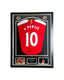 Ingelijst rood Arsenal nummer 10 voetbalshirt gesigneerd door Robin van Persie met twee voetbalfoto’s.