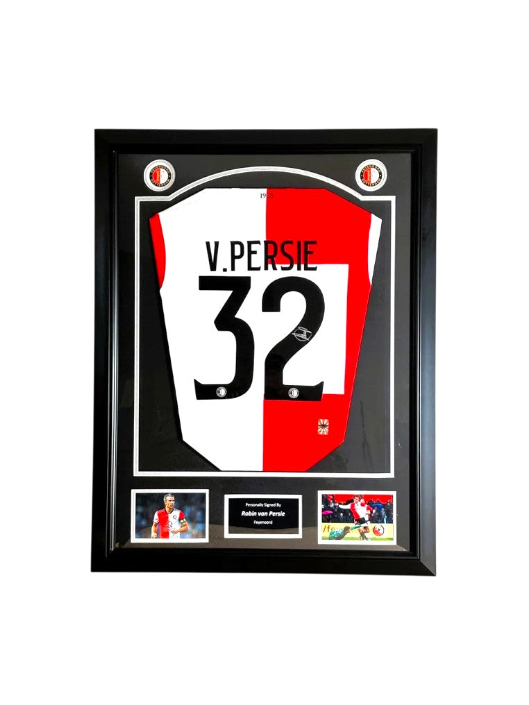 Ingelijst Feyenoord nummer 32 voetbalshirt gesigneerd door Robin van Persie met twee voetbalfoto’s. Hoofdafbeelding