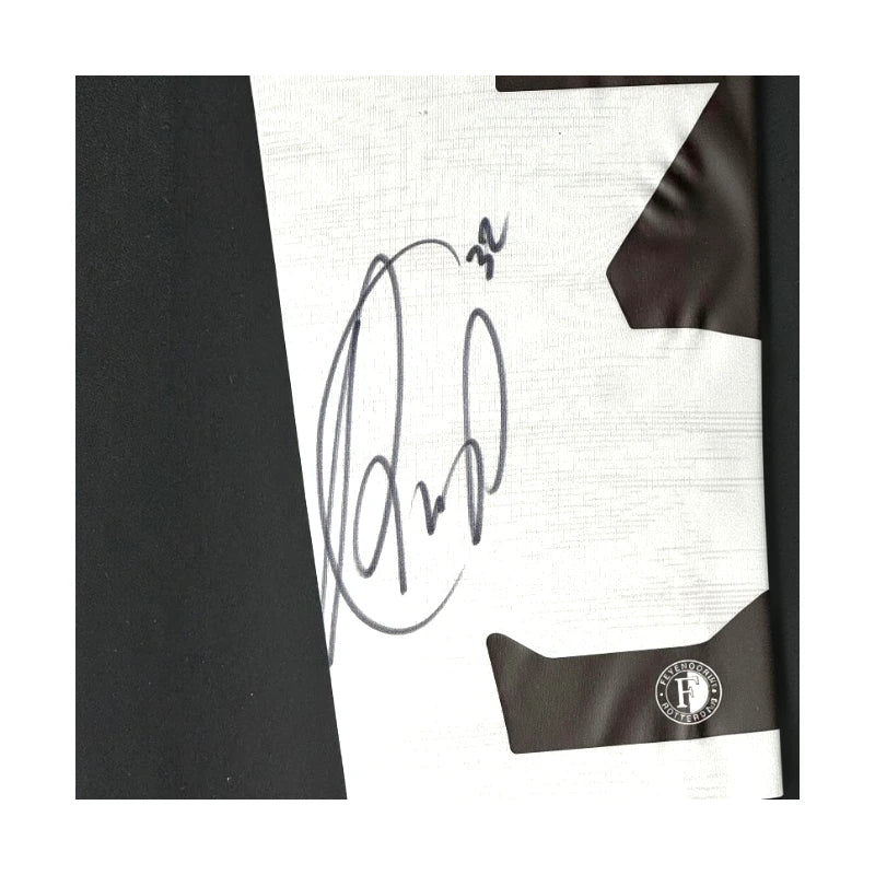 Detailfoto van de originele handtekening van Robin van Persie op een gesigneerd Feyenoord voetbalshirt met rugnummer 32, professioneel ingelijst als Deluxe Frame.