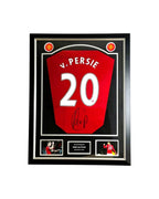 Ingelijst rood Manchester United nummer 20 voetbalshirt gesigneerd door Robin van Persie met twee voetbalfoto’s.