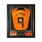 Luxe ingelijst officieel Nederlands elftal thuisshirt 2022-2023 met fanstijl bedrukking Van Persie 9, handgesigneerd door Robin van Persie. Deluxe Frame met zwarte passe-partout, gouden accenten en twee actiefoto's.