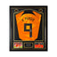 Luxe ingelijst officieel Nederlands elftal thuisshirt 2022-2023 met fanstijl bedrukking Van Persie 9, handgesigneerd door Robin van Persie. Deluxe Frame met zwarte passe-partout, gouden accenten en twee actiefoto's.