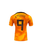 Achterkant van een oranje Nederland nummer 9 voetbalshirt gesigneerd door Robin van Persie.
