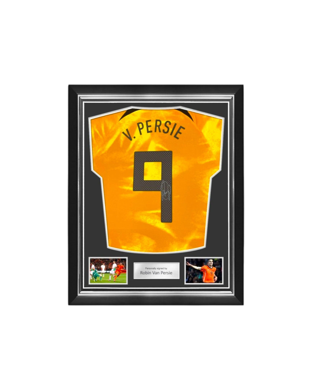Ingelijst oranje Nederland nummer 9 voetbalshirt gesigneerd door Robin van Persie met twee voetbalfoto’s. Hoofdafbeelding
