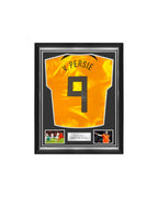 Ingelijst oranje Nederland nummer 9 voetbalshirt gesigneerd door Robin van Persie met twee voetbalfoto’s.