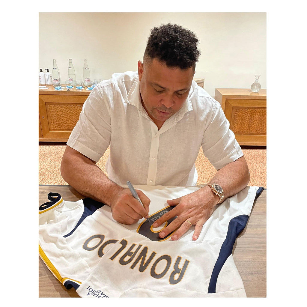 Ronaldo de Lima signeert Real Madrid voetbalshirt