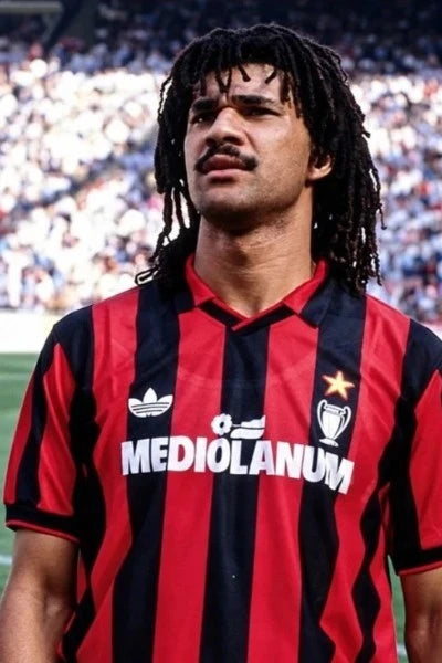 Ruud Gullit in een rood-zwart AC Milan voetbalshirt in het stadion.