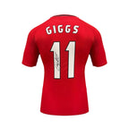 Achterkant van het door Ryan Giggs gesigneerde rode Manchester United voetbalshirt, Champions League-finale 1999, met naam Giggs, rugnummer 11 en zwarte handtekening.