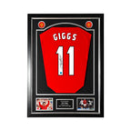 Ryan Giggs gesigneerd rood Manchester United voetbalshirt met rugnummer 11, professioneel ingelijst in zwart Deluxe Frame met handtekening, clublogo's, actiefoto's en naamplaatje.