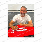 Ryan Giggs signeert een rood Manchester United voetbalshirt met rugnummer 11 tijdens een signeersessie. Authentiek signing proof van zijn handtekening.