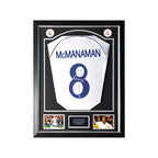 Steve McManaman gesigneerd Real Madrid voetbalshirt 1999/2000 met rugnummer 8, professioneel ingelijst in luxe zwart Deluxe Frame met foto's, clublogo's en naamplaatje.