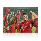 Gesigneerde voetbalfoto van Steven Gerrard met de Champions League-trofee na Liverpool’s overwinning in 2005.