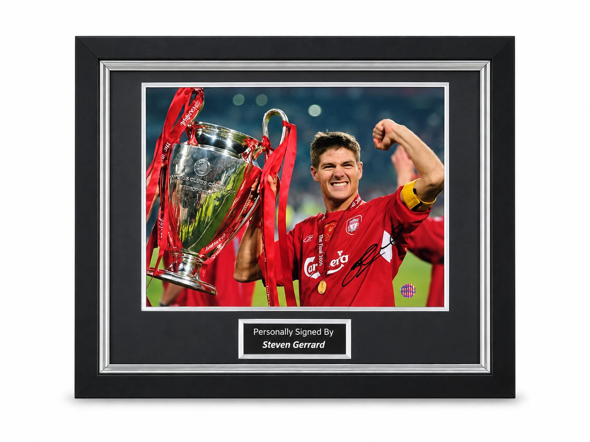Deluxe ingelijste Liverpool-foto gesigneerd door Steven Gerrard met Champions League-trofee, handtekening en naamplaatje.