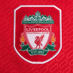 Detail van het Liverpool-clublogo op het rode 2005 voetbalshirt van Steven Gerrard.
