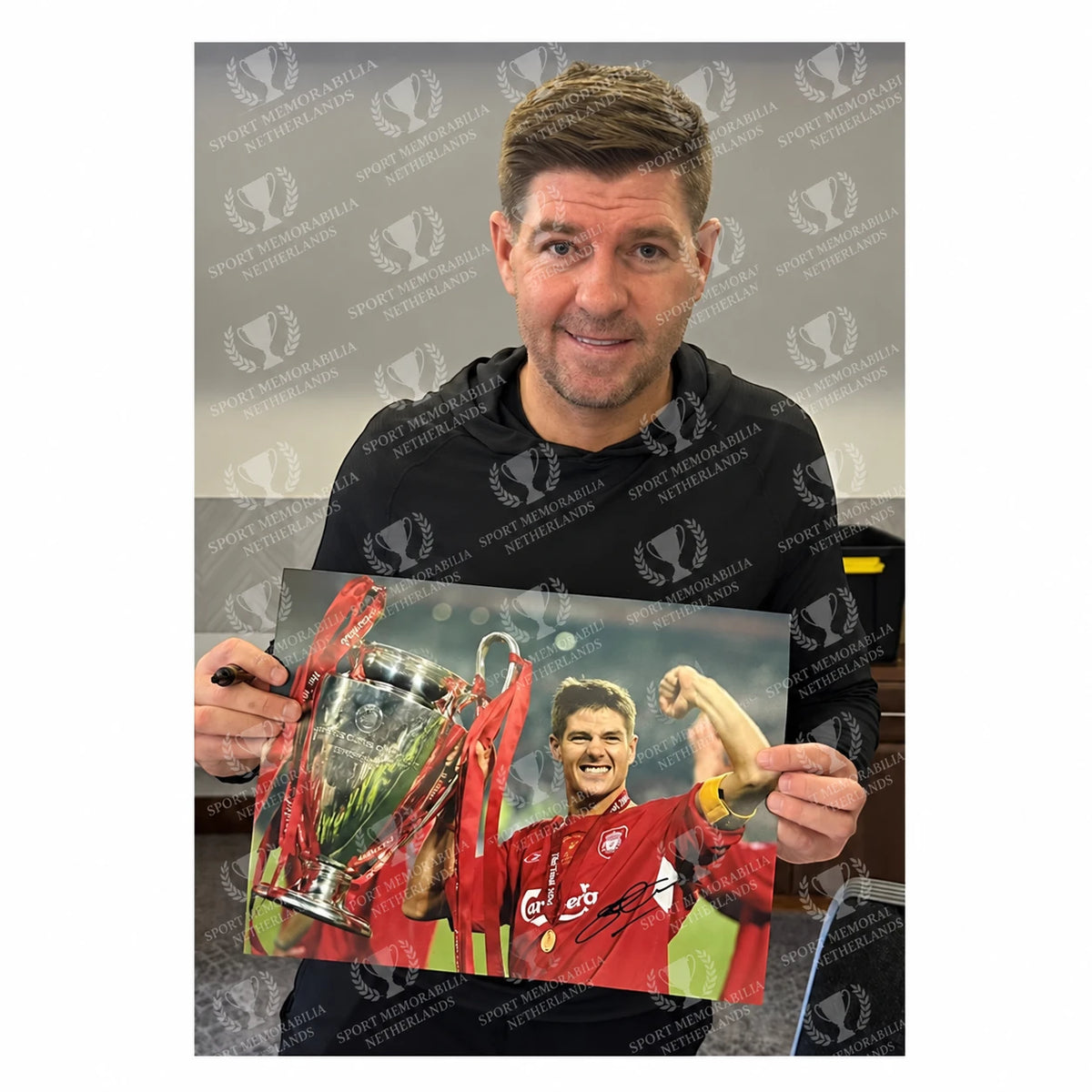 Signing proof van Steven Gerrard met een gesigneerde Liverpool Champions League voetbalfoto.