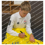 Tadej Pogačar signeert Tour de France gele leiderstrui met handtekening