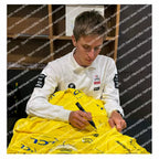 Tadej Pogačar signeert Tour de France gele leiderstrui met handtekening