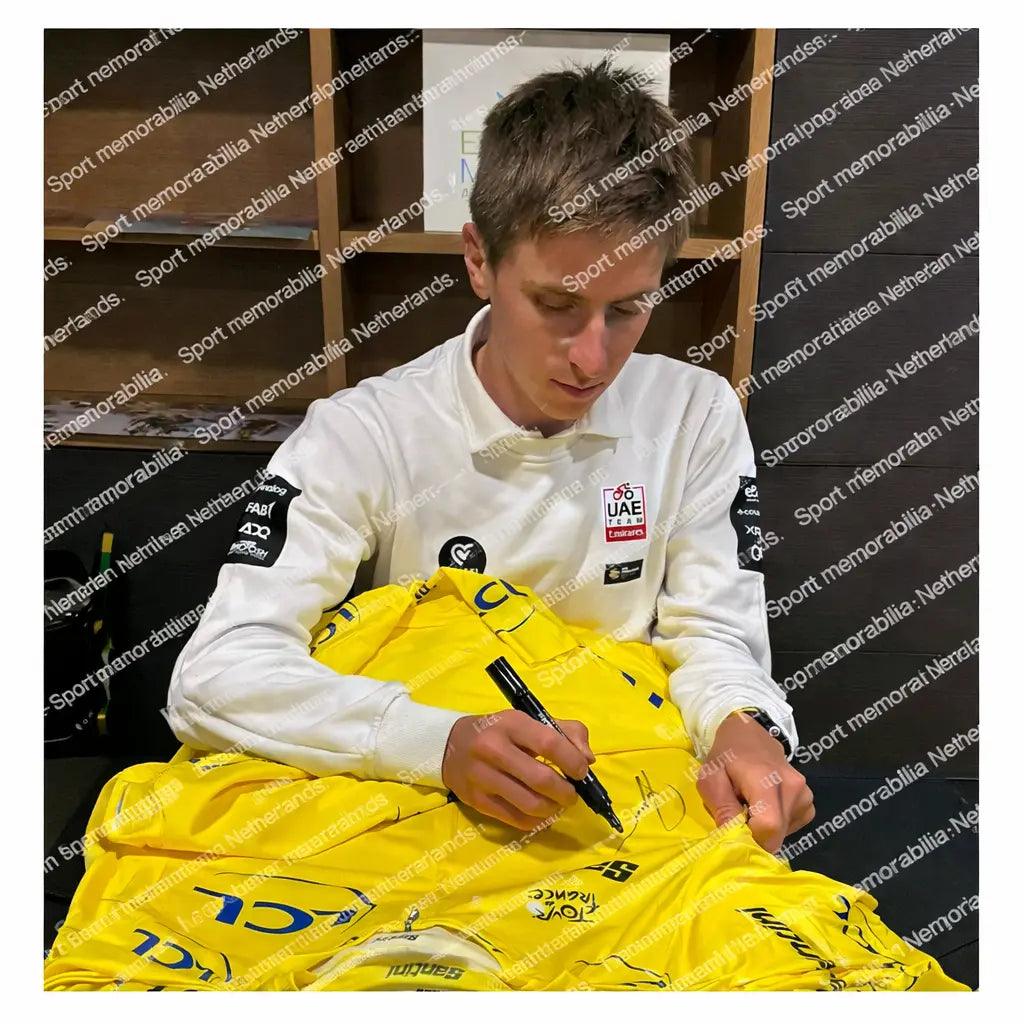 Tadej Pogačar signeert Tour de France gele leiderstrui met handtekening