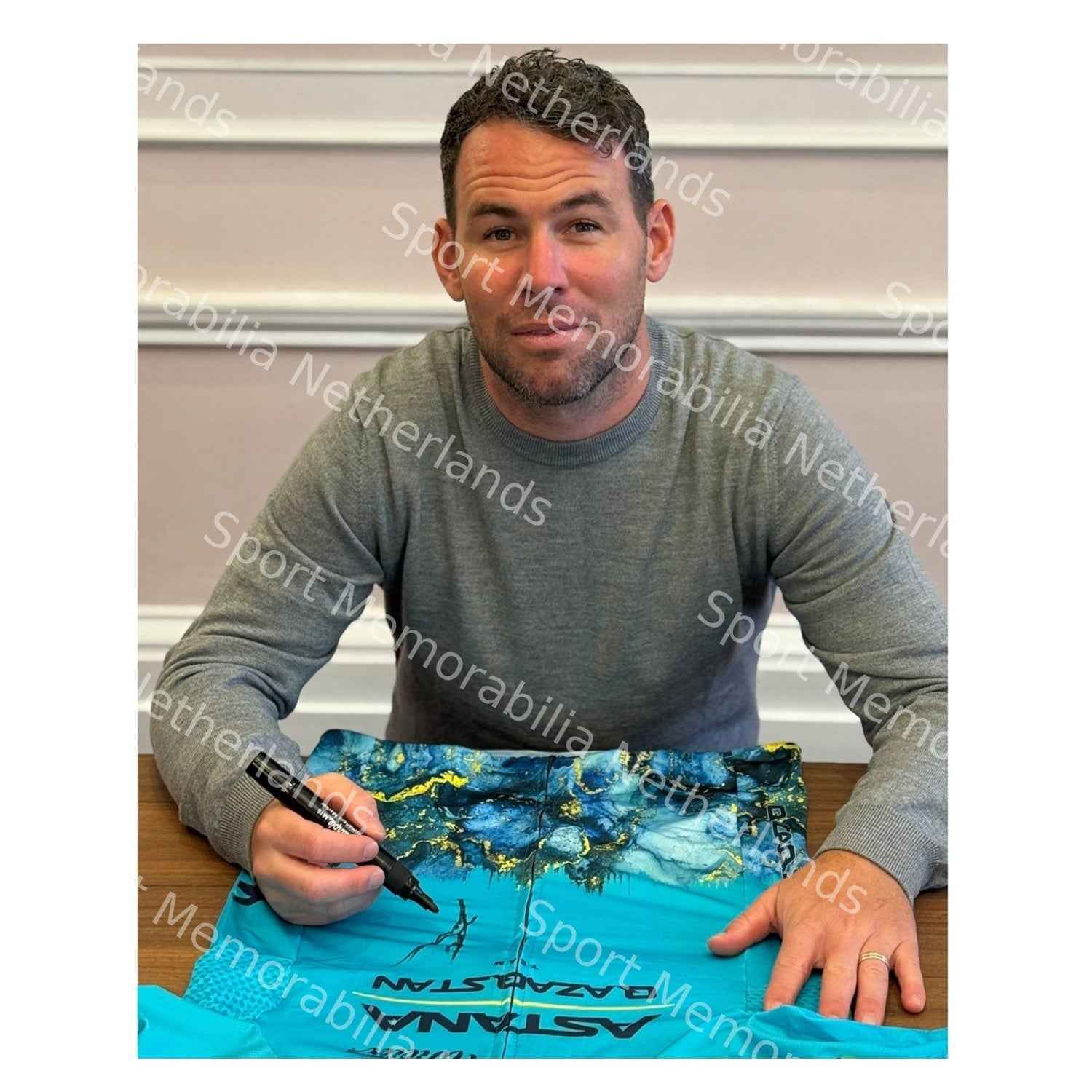 Mark Cavendish Gesigneerd Astana 2024 Shirt - World Champion Edition Deluxe Frame - Sport Memorabilia Netherlands