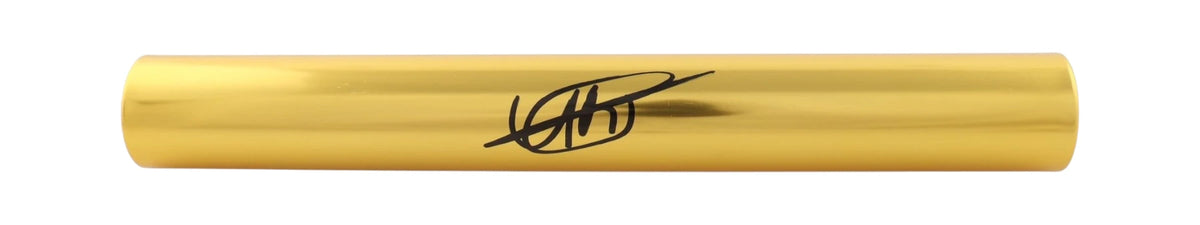 Detail van de handtekening van Usain Bolt op een gouden estafettestok.