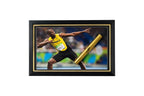 Ingelijste gouden estafettestok gesigneerd door Usain Bolt met grote actiefoto.