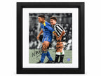 Ingelijste voetbalfoto dubbel gesigneerd door Vinnie Jones en Paul Gascoigne met beide handtekeningen.