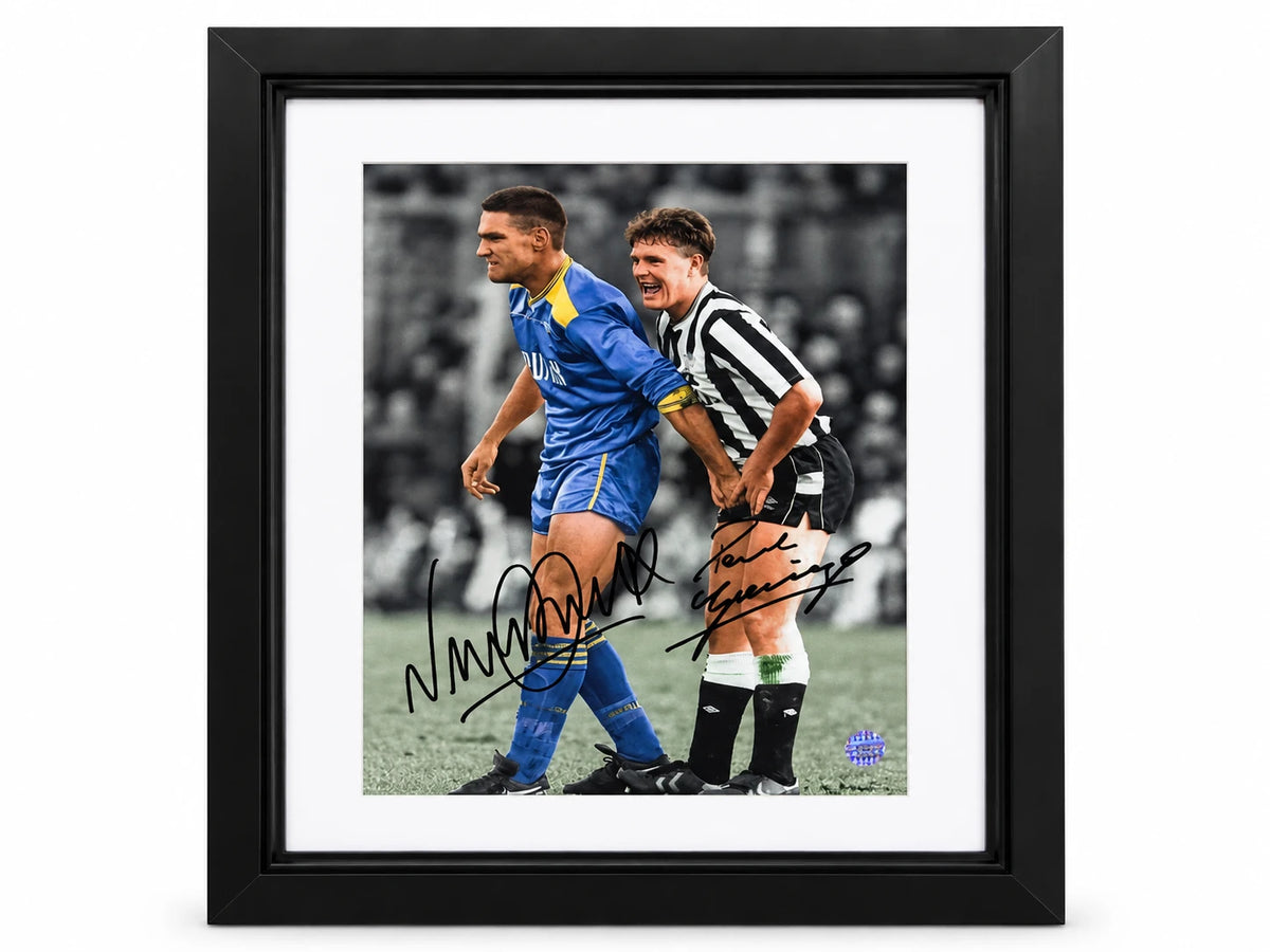 Ingelijste voetbalfoto dubbel gesigneerd door Vinnie Jones en Paul Gascoigne met beide handtekeningen.