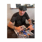 Vinnie Jones signeert een voetbalfoto met Paul Gascoigne en Vinnie Jones tijdens het signeermoment.