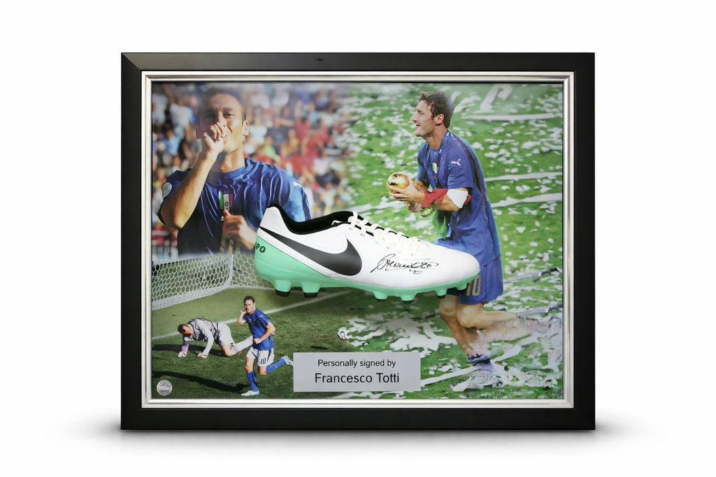 Gesigneerde voetbalschoen professioneel ingelijst in koepeldisplay
