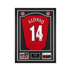 Rood Liverpool 2005 replica voetbalshirt gesigneerd door Xabi Alonso, met rugnummer 14 en handtekening, professioneel ingelijst in een zwart-zilveren Deluxe Frame met twee spelersfoto's.