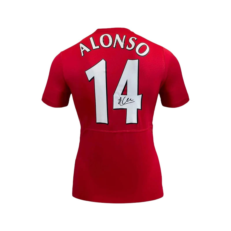 Achterkant van het rode Liverpool 2005 replica voetbalshirt van Xabi Alonso, met wit rugnummer 14 en zwarte handtekening op het rugnummer.