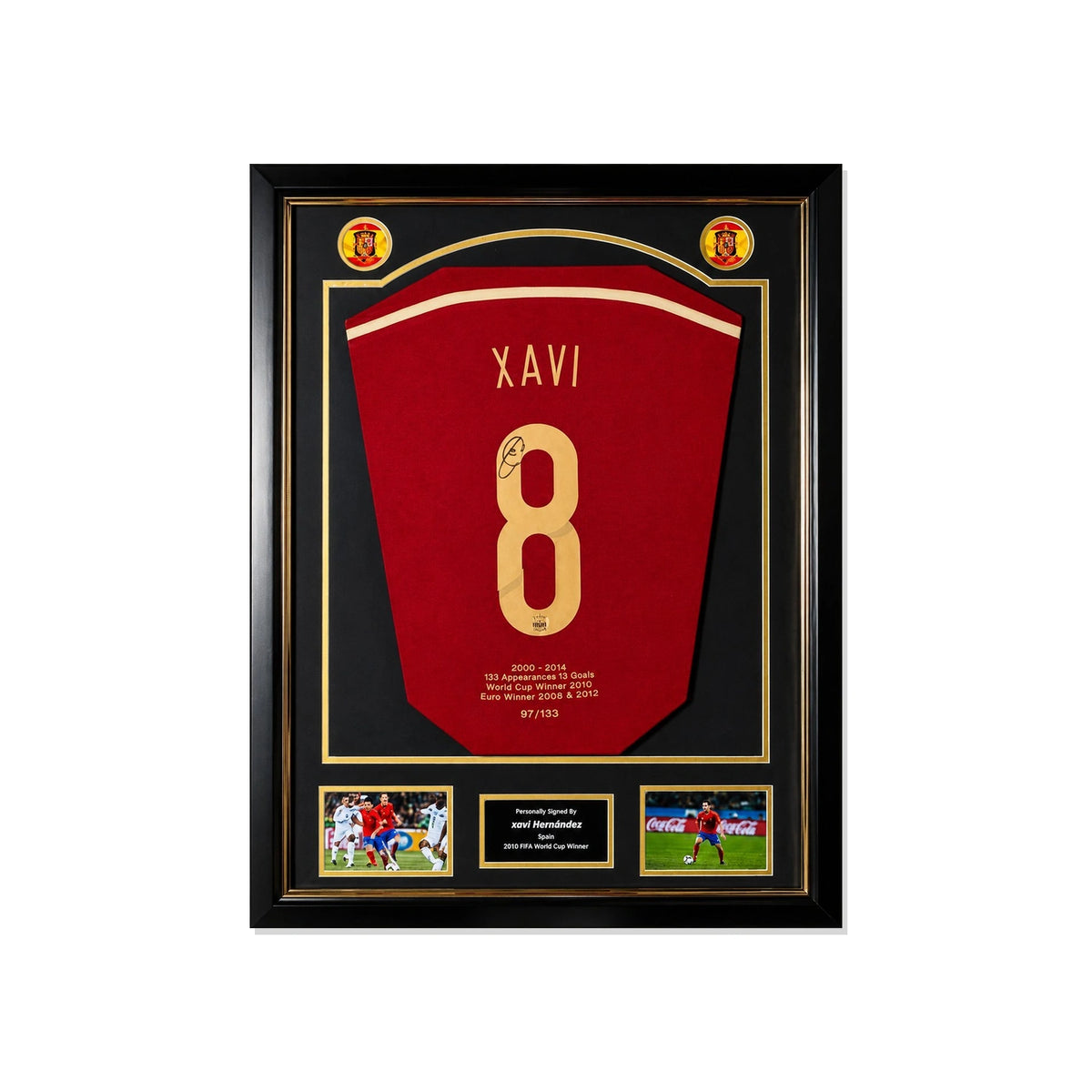 Deluxe ingelijst Spanje nummer 8 voetbalshirt gesigneerd door Xavi Hernández met actiefoto’s, naamplaatje en verwijzing naar het WK 2010 en EK 2008 en 2012.