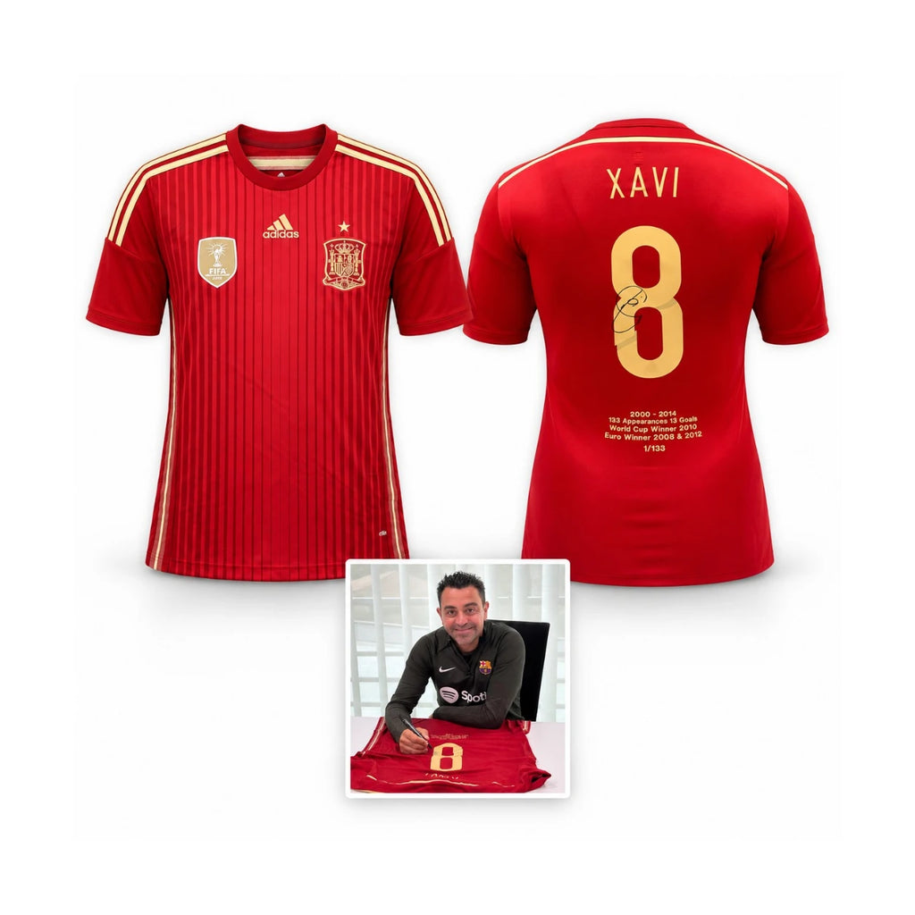 Rood Spanje nummer 8 voetbalshirt gesigneerd door Xavi Hernández, met voor- en achterkant en foto van het signeermoment.
