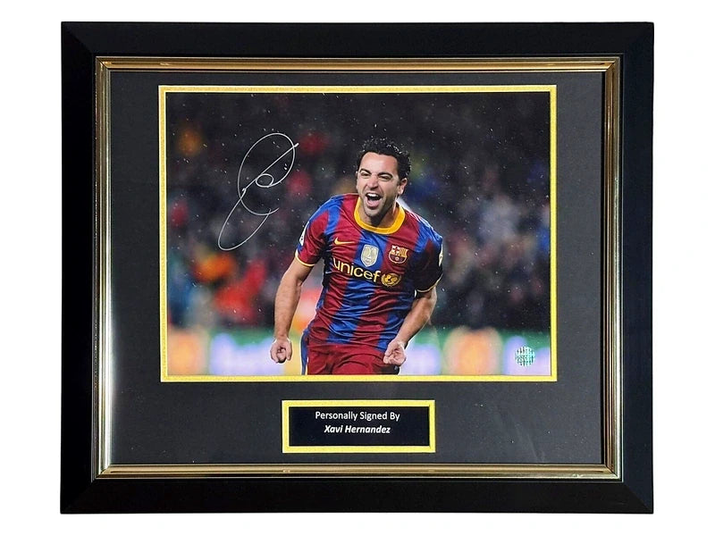 Deluxe ingelijste Barcelona-foto gesigneerd door Xavi Hernández met handtekening en naamplaatje.
