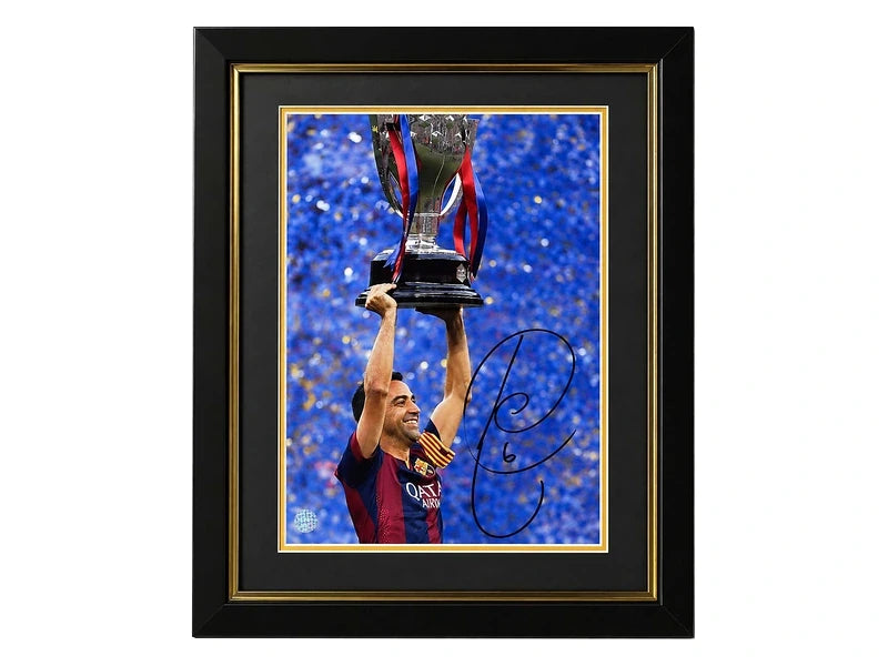 Deluxe ingelijste Barcelona-foto gesigneerd door Xavi Hernández met trofee en handtekening.