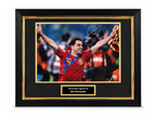 Deluxe ingelijste Spanje-foto gesigneerd door Xavi Hernández met handtekening, medaille en naamplaatje.