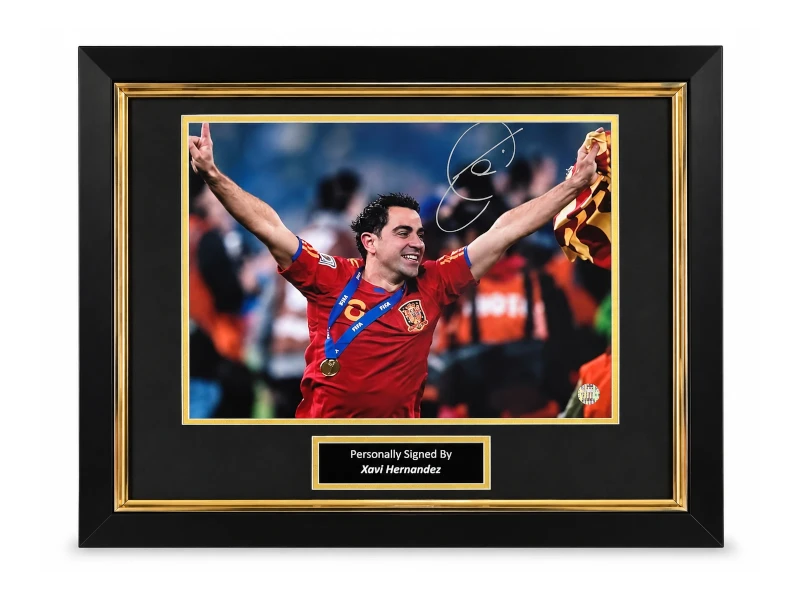 Deluxe ingelijste Spanje-foto gesigneerd door Xavi Hernández met handtekening, medaille en naamplaatje. Hoofdafbeelding