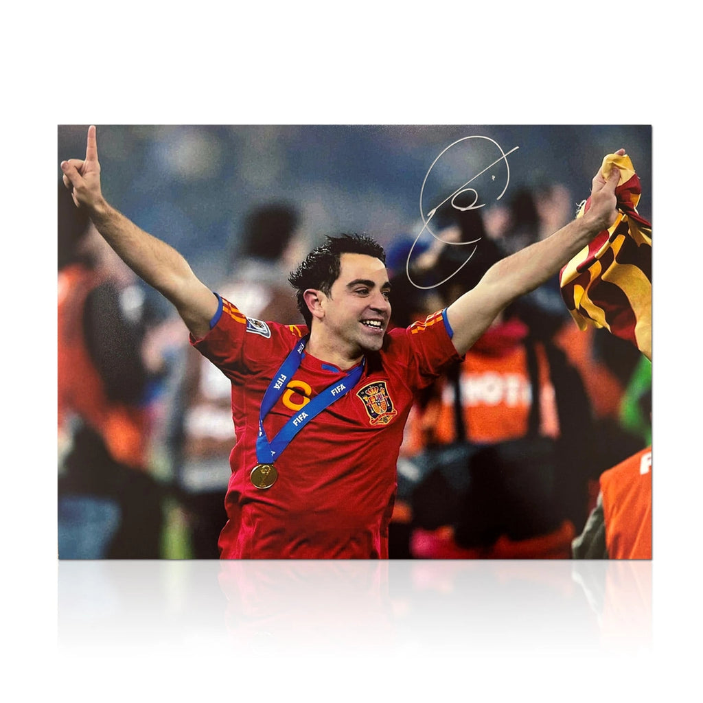 Gesigneerde liggende voetbalfoto van Xavi Hernández met Spanje tijdens een kampioensviering.