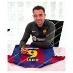 Xavi Hernández signeert een FC Barcelona shirt met nummer 6 tijdens een signeersessie.