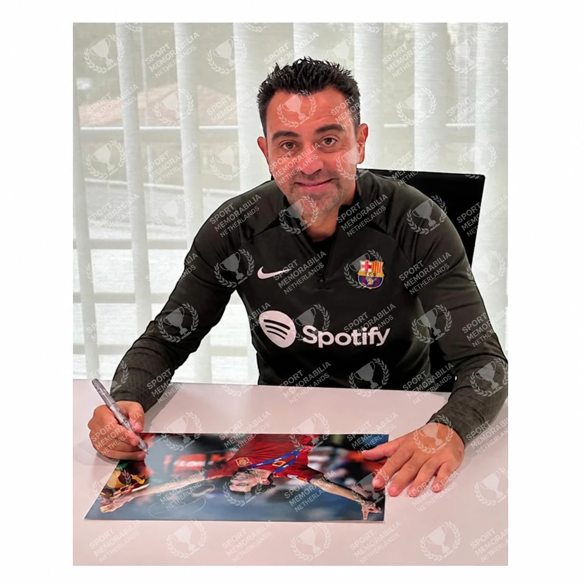 Signing proof van Xavi Hernández tijdens het signeren van een gesigneerde Spanje voetbalfoto.